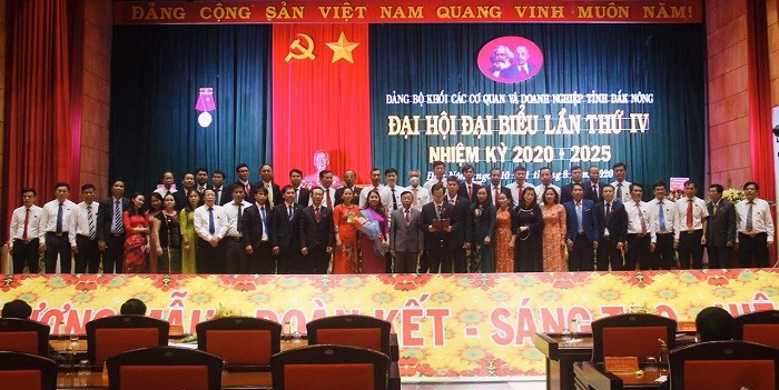 Ông  Nguyễn Ngọc Ánh - Bí thư Đảng bộ PC Đắk Nông (thứ 13 từ trái sang) trong BCH, BTV Đảng bộ Khối các cơ quan và doanh nghiệp tỉnh khóa IV nhiệm kỳ 2020-2025.