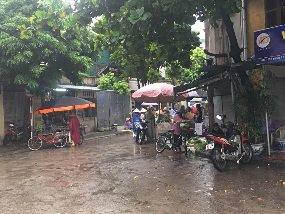 Vẫn còn nhiều người bán hàng rong trên đường Trần Quang Diệu giao đường Lê Thanh Nghị - ảnh BT