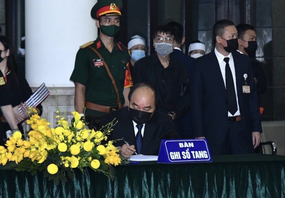 Thủ tướng Chính phủ Nguyễn Xuân Phúc ghi sổ tang. Ảnh HN