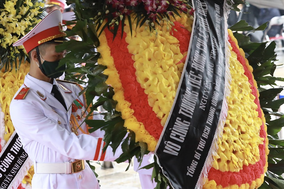 Tổng Bí thư, Chủ tịch Nước Nguyễn Phú Trọng gửi vòng hoa viếng Nguyên Tổng Bí thư Lê Khả Phiêu. Ảnh Hải Nguyễn