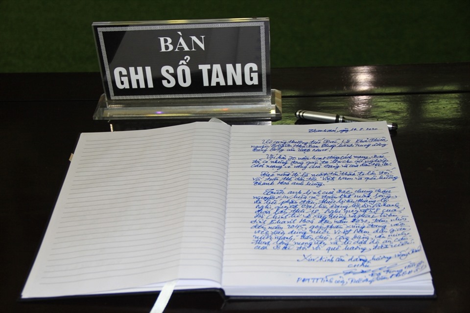 Đại diện lãnh đạo Trung ương, tỉnh Thanh Hóa ghi sổ tang, tưởng nhớ nguyên Tổng Bí thư Lê Khả Phiêu. Ảnh: Quách Du