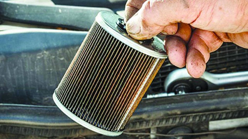 Sau một thời gian sử dụng, bạn cần kiểm tra kỹ bộ lọc dầu bên trong xe để bảo trì, bảo dưỡng. Ảnh minh họa
