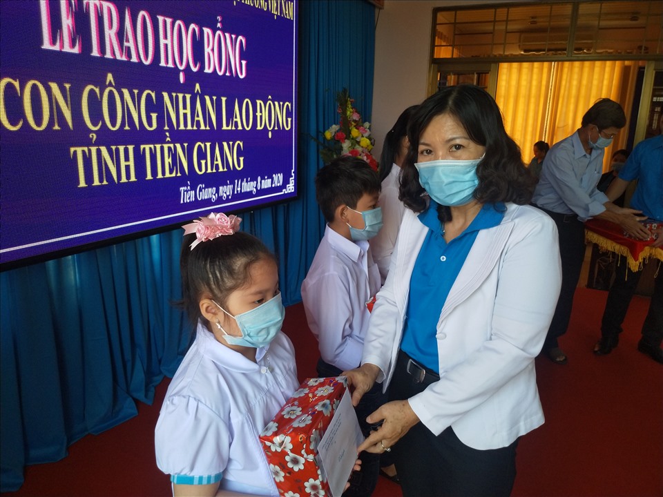 Bà Lê Thanh Tiền - Phó Chủ tịch LĐLĐ tỉnh Tiền Giang - trao học bổng cho học sinh nghèo. Ảnh: K.Q