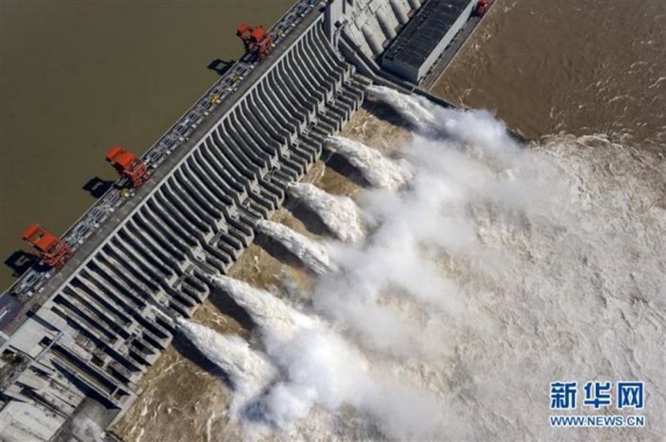 Đập Tam Hiệp ở tỉnh Hồ Bắc xả lũ ngày 2.8.2020. Ảnh: Tân Hoa Xã