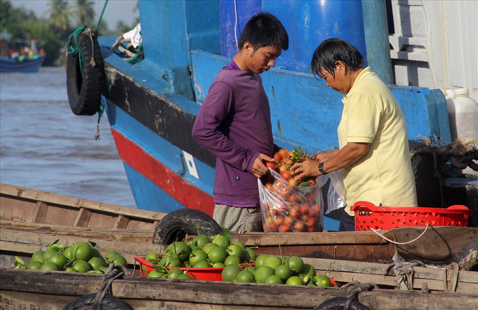 Chợ nổi Cái răng chuyên buôn bán các loại trái cây đặc sản của vùng sông nước đồng bằng Sông Cửu Long.