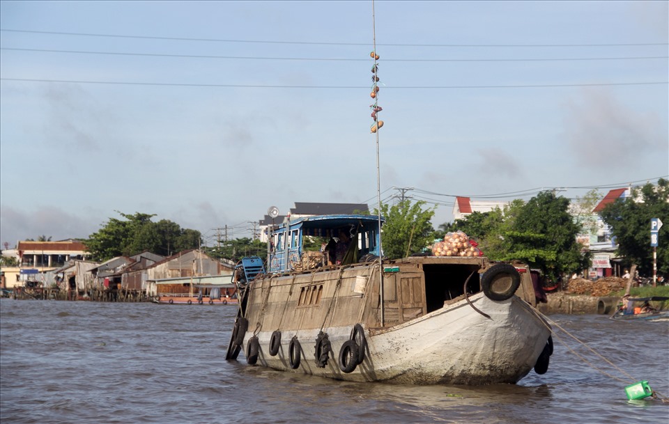 Đây là một nét văn hóa giao thương độc đáo mà chỉ có chợ nổi mới có – một cách quảng cáo sản phẩm không ồn ào, vội vã nhưng lại mang đến cho du khách cũng như khách hàng những điều thú vị riêng.