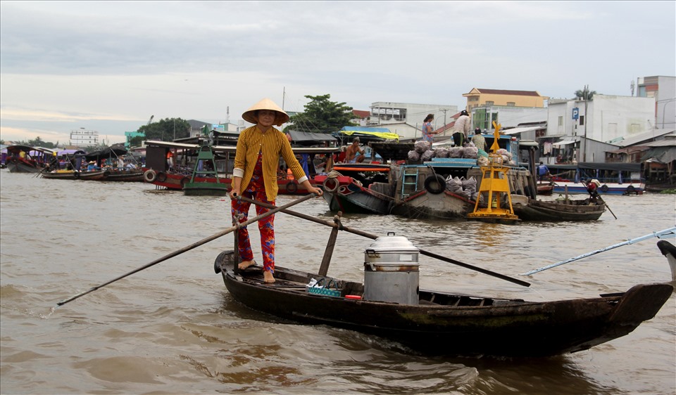 Đa số du khách khi tham quan Chợ Nổi Cái Răng đều chọn phương tiện là thuyền, vì khi di chuyển bằng thuyền mới cảm nhận được trọn vẹn vẻ đẹp của vùng sông nước.