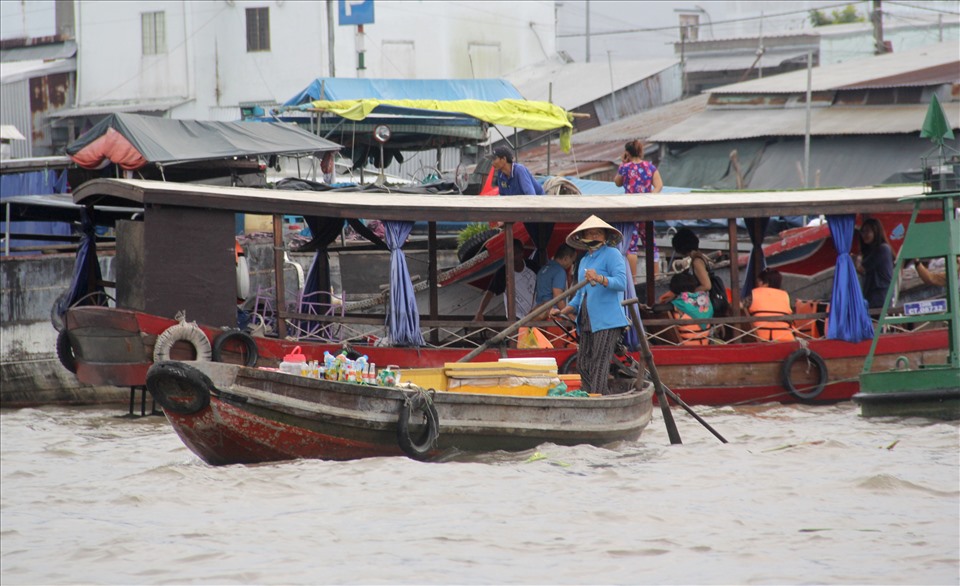 Người dân buôn bán trên sông, thực đơn đồ uống cũng rất đa dạng không thua kém gì ở trên bở như: cà phê, nước dừa, các loại nước giải khát…