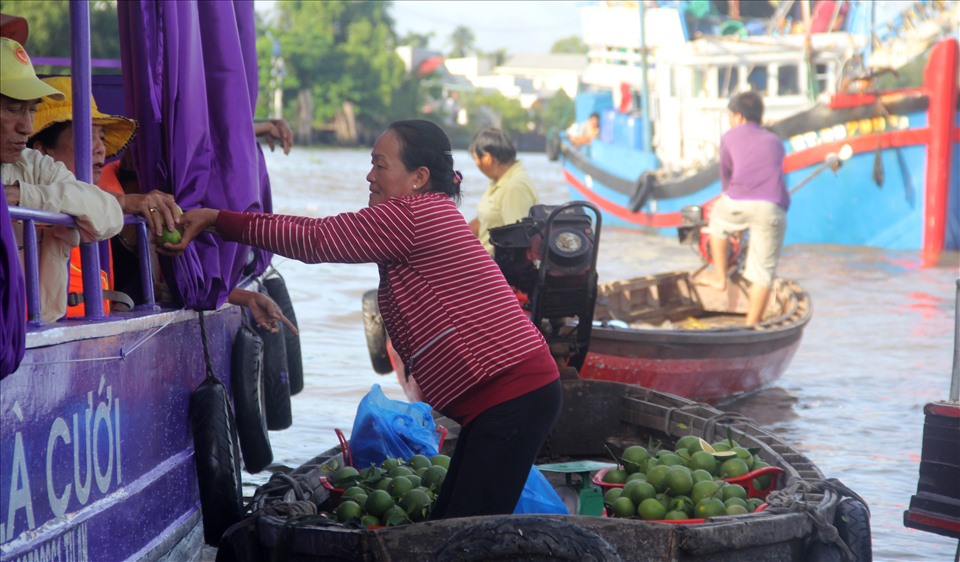 Chợ họp trên sông, nên muốn mua hàng và tham quan du khách phải ngồi trên những chiếc xuồng.