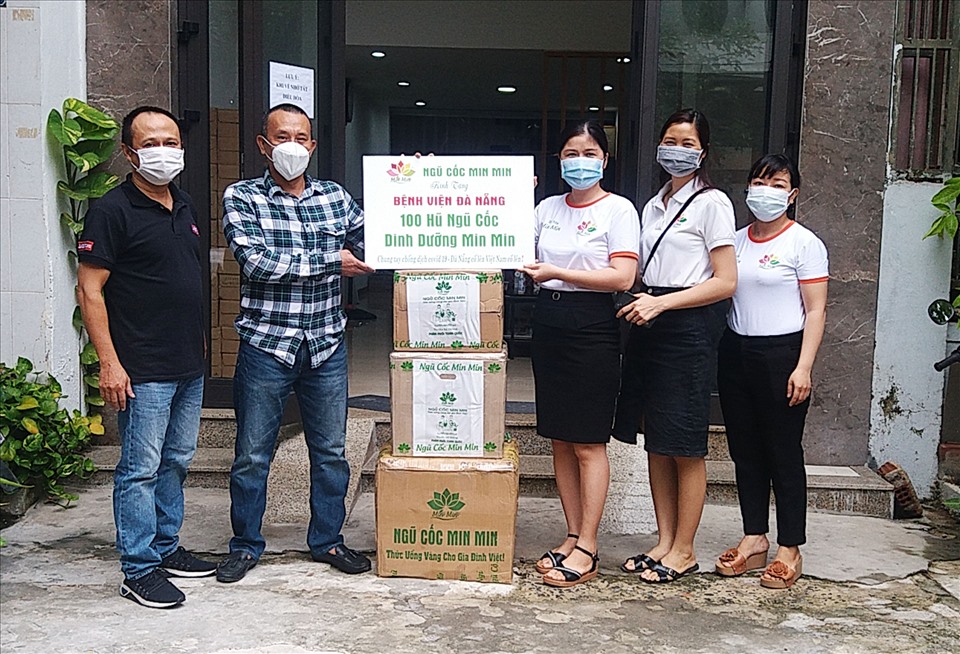 Công ty TNHH TM và DV Dinh Dưỡng Min Min Việt Nam hỗ trợ cho các y, bác sĩ tuyến đầu chống dịch Covid – 19.