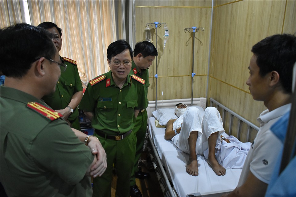 Đại diện lãnh đạo Công an tỉnh Ninh Bình thăm hỏi và động viên một chiến sĩ CSGT đường thủy bị đối tượng khai thác cát trái phép chém trọng thương. Ảnh: NT