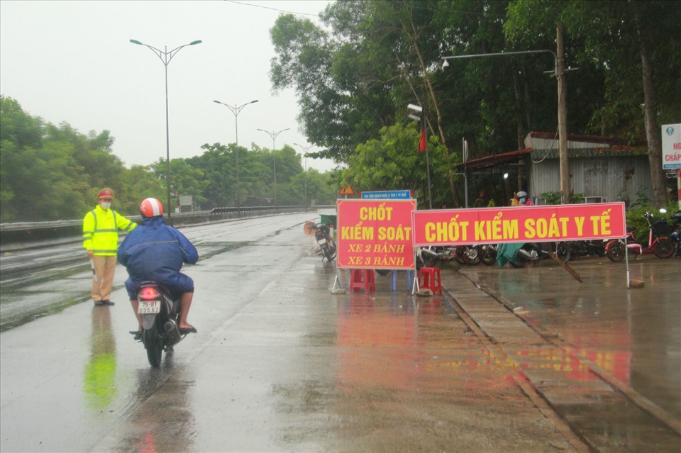 Các phương tiện vận tải từ Đà Nẵng, Quảng Nam, Quảng Ngãi, Quảng Trị, Hải Dương phải thực hiện theo phương án kiểm soát phòng, chống dịch. Ảnh: PĐ.