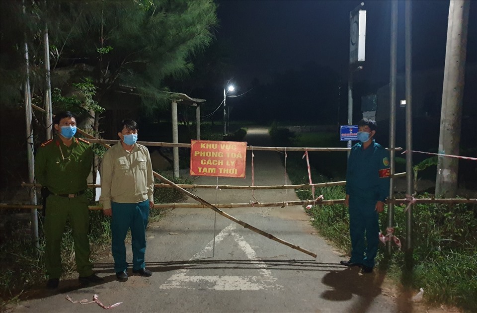 Một con đường vào khu dân cư ở huyện Gio Linh bị phong tỏa, có lực lượng chốt chặn 24/24h. Ảnh: Hưng Thơ.
