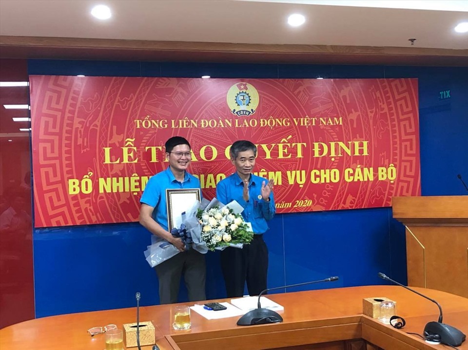 Đồng chí Trần Văn Thuật chúc mừng đồng chí Nguyễn Mạnh Kiên (bên trái ảnh). Ảnh: Đặng Lợi