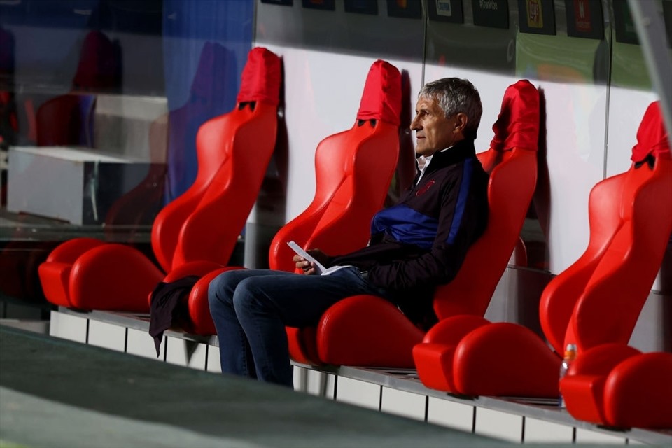 Vị trí của huấn luyện viên Setien cũng bị lung lây dữ dội sau trận thua này. Nhiều thông tin cho rằng đội chủ sân Camp Nou đang gửi một lời đề nghị đến cựu “thuyền trưởng” Arsenal là ông Arsene Wenger. Ảnh: Getty