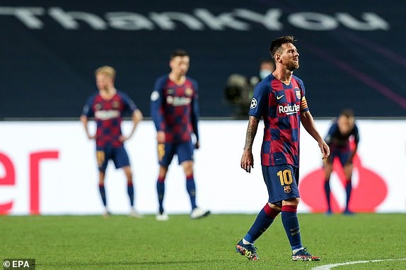 Messi và các đồng đội nhận thất bại ê chề trước Bayern tại tứ kết Champions League 2019-20. Ảnh: