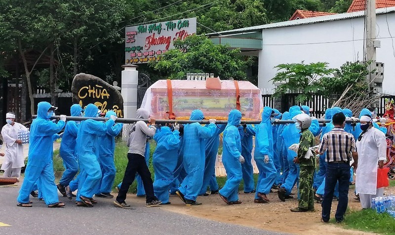 Một đám tang tại xã Đại Hồng (huyện Đại Lộc, Quảng Nam), diễn ra giữa lúc dịch đang bùng phát. Nguồn Hải Hiếu