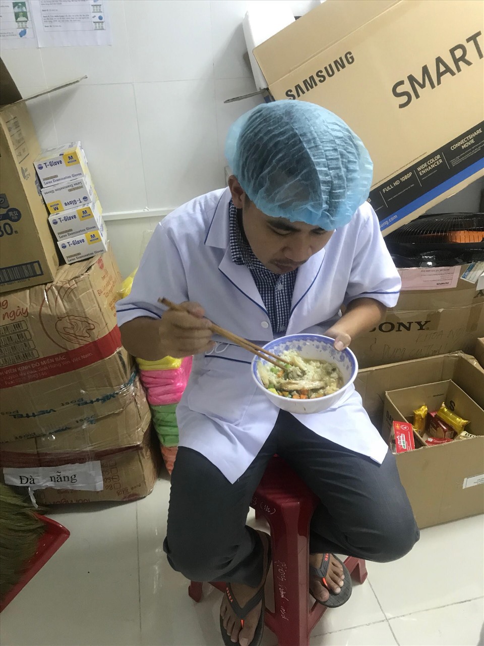 Bữa ăn của một nhân viên ý tế Bệnh viện 119. Ảnh: Bệnh viện 119