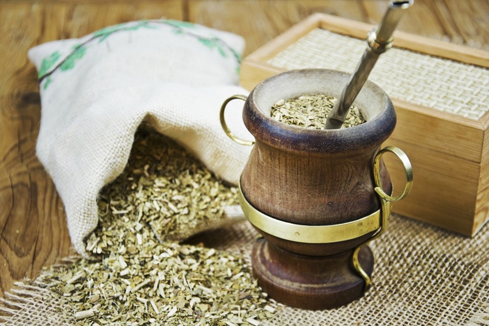 Đây là một loại trà nổi tiếng, đặc trưng tại đất nước Argentina và toàn khu vực Nam Mỹ. Theo truyền thống, loại trà này sẽ được thưởng thức trong một chiếc ly bầu, nhâm nhi bằng ống hút kim loại có tên gọi bomilla để giúp lọc bã. Yerba Mate được làm từ lá cây llex paraguariensis, sau đó sẽ đem đi sấy khô trên lửa và nghiền vụn. Ảnh: Lifespan.