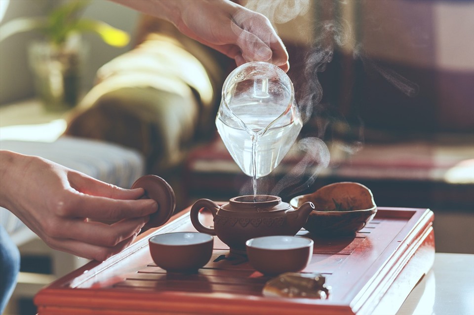 Theo lịch sử, thức uống sẽ được phục vụ tại buổi trà đạo Gongfu, phong tục được cho là đã xuất hiện trong triều đại nhà Tống. Buổi lễ thể hiện sự tôn trọng với khách mời và mảnh đất tạo nên lá trà. Trong khi khách nhâm nhi trà ô long, chủ nhà có thể chuẩn bị thêm một số món truyền thống để mời mọi người thưởng thức.