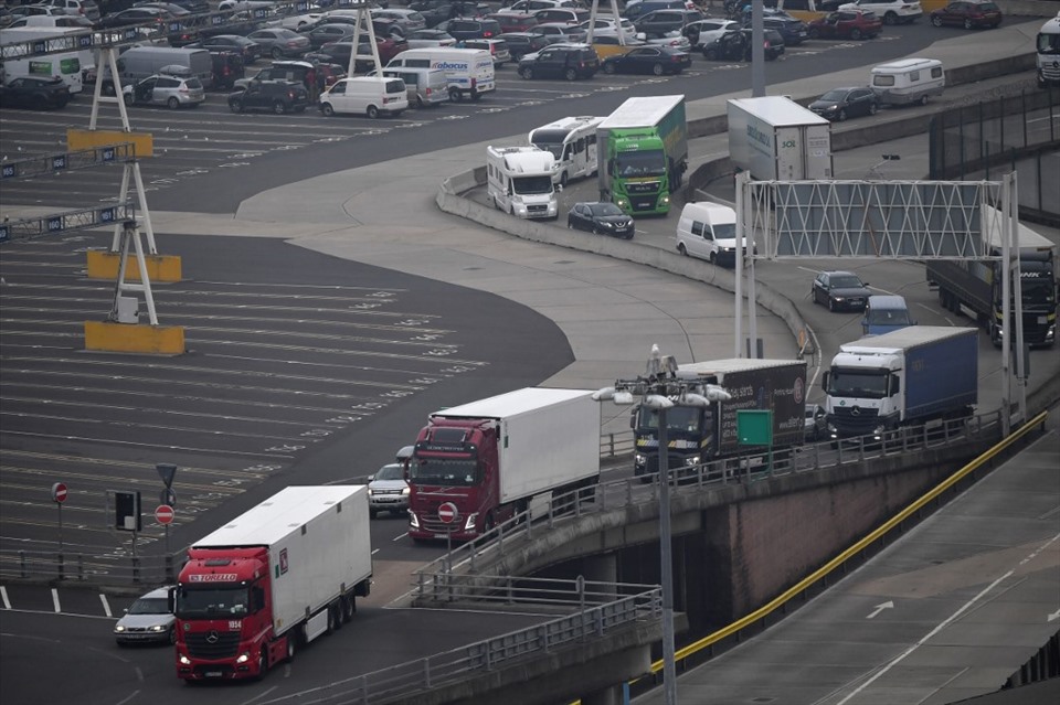 Dòng xe nối đuôi nhau rời khỏi 1 chuyến phà từ Calais (Pháp) tại cảng Dover ở phía đông nam nước Anh, chở các du khách về nhà trước khi lệnh cách ly có hiệu lực. Ảnh: AFP.