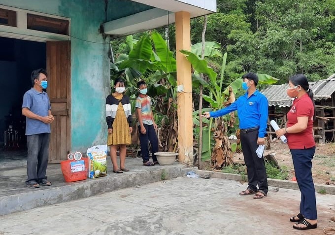 Hội LHPN, Đoàn thanh niên xã Tam Thái, huyện Phú Ninh mang thực phẩm tươi sạch đến từng nhà người dân có hoàn cảnh khó khăn.