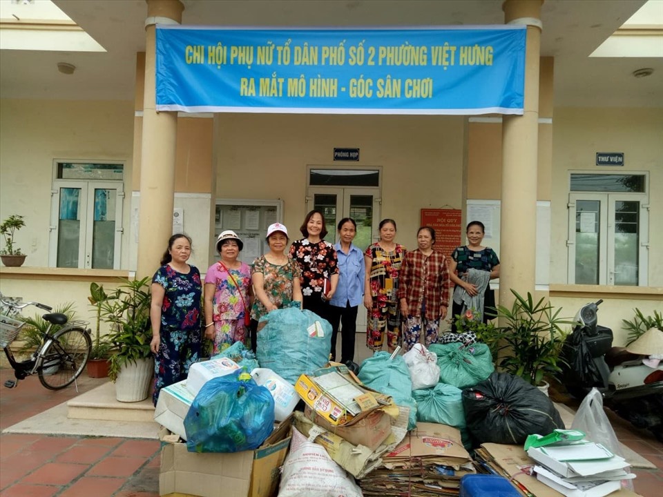 Hội Phụ nữ tổ dân phố số 2 thu gom đồ tái chế để làm khu vui chơi miễn phí cho trẻ em. Ảnh: L.Nhi.