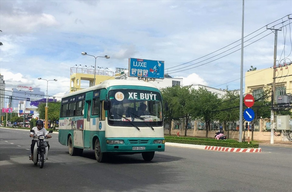 Xe buýt nội thành hoạt động trên địa bàn quận Ninh Kiều, TP.Cần Thơ. Ảnh: P.V.