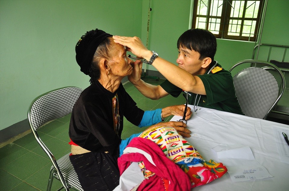 Quân Y Bộ CHQS tỉnh Nghệ An khám, chữa bệnh cho bà con xã Nậm Giải. Ảnh: Tâm Quang
