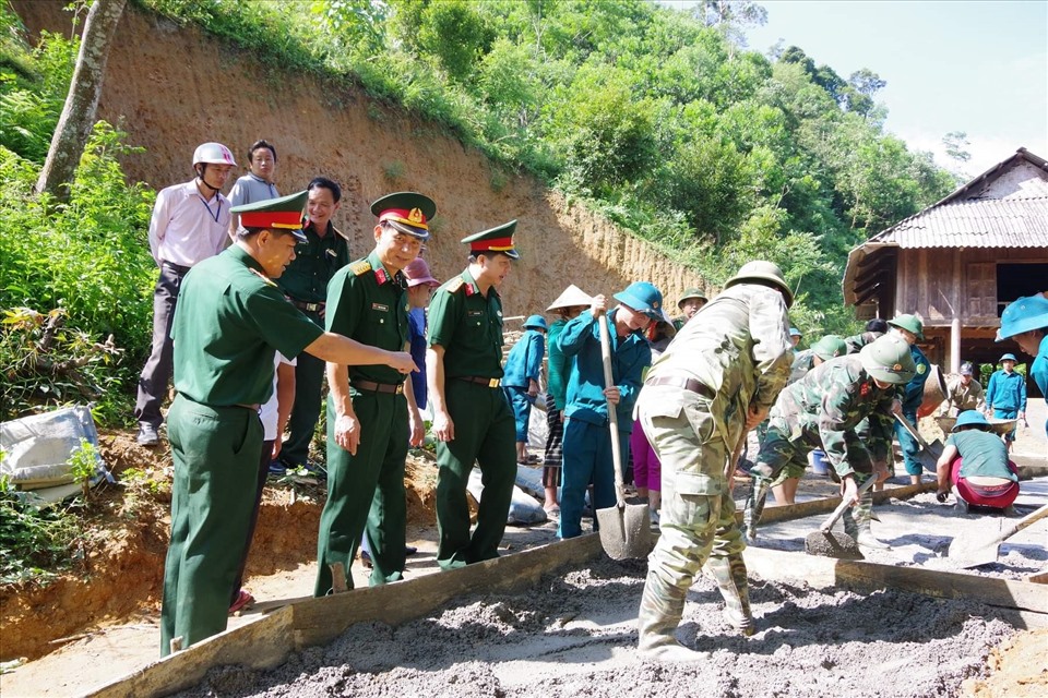 Bộ CHQS tỉnh Nghệ An giúp người dân xã Nậm Giải làm đường nông thôn mới.  Ảnh: Nguyễn Tâm Quang