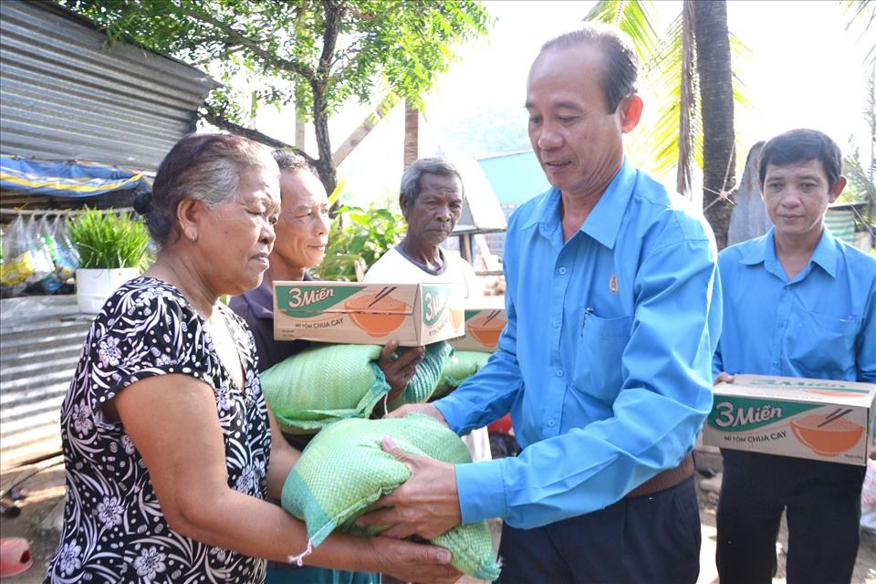 Phó Chủ tịch LĐLĐ Kiên Giang Nguyễn Minh Dũng tặng gạo cho người lao động dân tộc Khmer vùng ven biên. Ảnh: LT