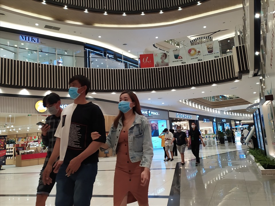 Người đến các trung tâm mua sắm thực hiện nghiêm túc việc đeo khẩu trang nơi công cộng.