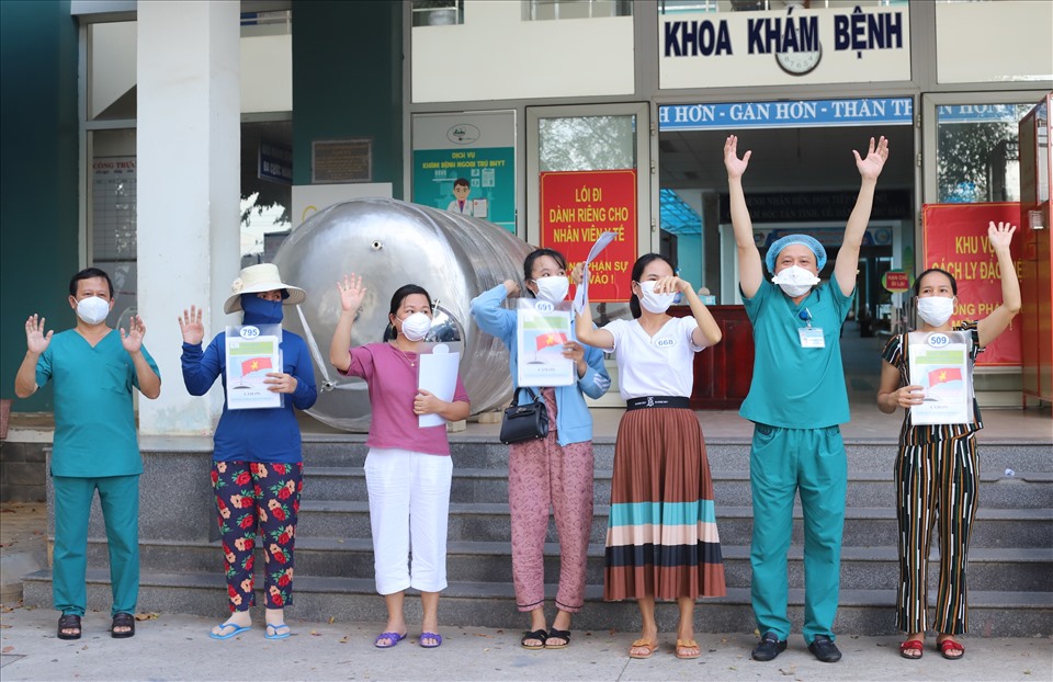Bác sĩ Nguyễn Đại Vĩnh (thứ 2 từ phải qua) chia sẻ niềm vui với bệnh nhân khỏi bệnh. Ảnh: Hữu Long