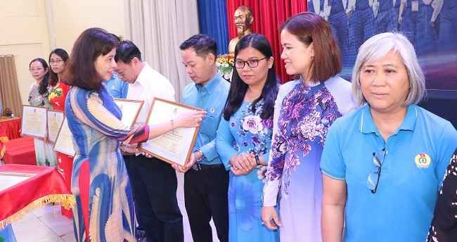 Bà Mai Thanh Thảo-Chủ tịch CĐ các KCN Bình Dương trao khen thưởng cho các cá nhân điển hình tiên tiến. Ảnh: Quỳnh Thanh
