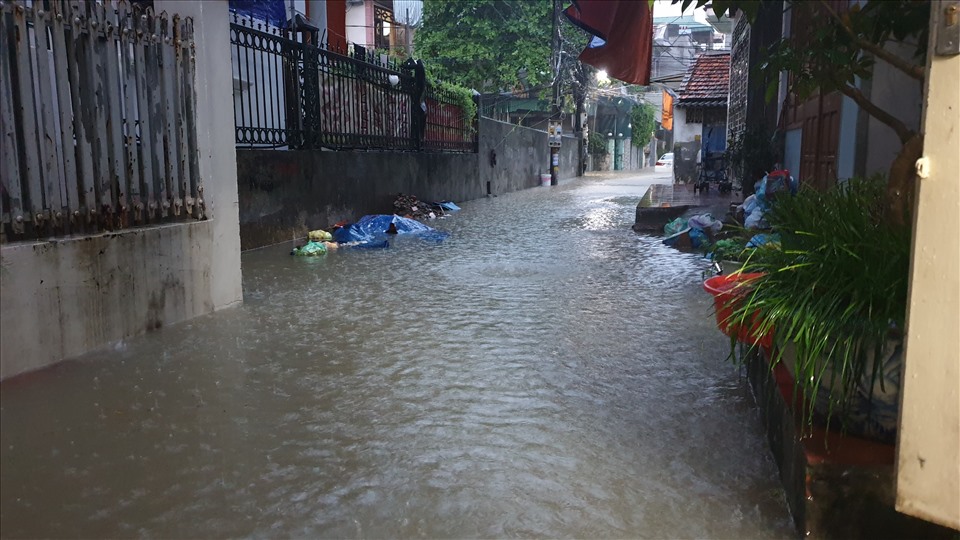 Một ngõ nhỏ ở phường Cao Thắng ngập nước sau trận mưa lớn kéo dài. Rất may, mưa tạm ngớt, nước rút dần. Ảnh: Nguyễn Hùng