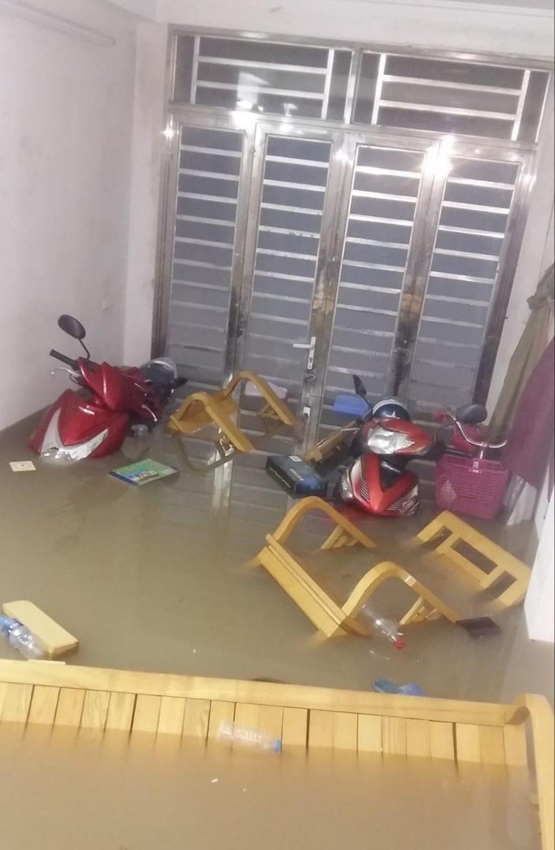 Nước tràn vào quá nhanh nên nhiều hộ dân ở phường Cao Thắng không chạy kịp đồ đạc. Ảnh: CTV