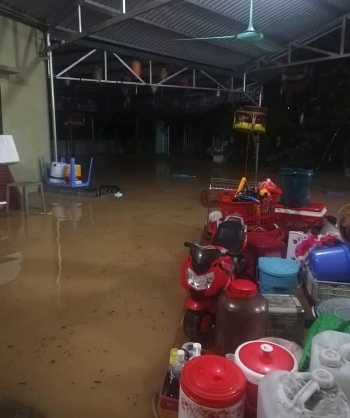 Rất nhiều nhà dân ở các phường Cao Xanh, Cao Thắng, Hà Lầm... bị nước tràn vào nhà. Ảnh: Nguyễn Hùng