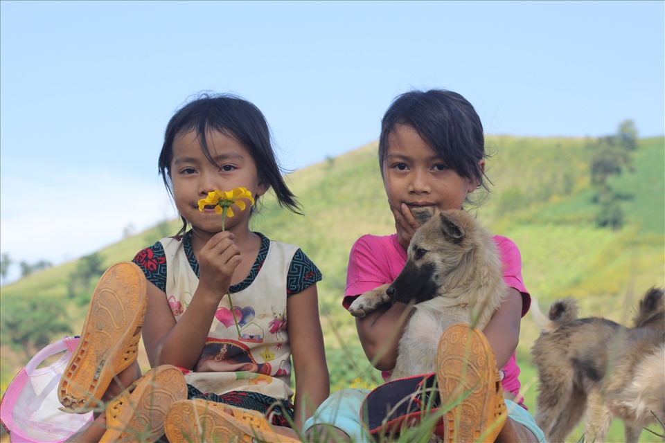 Những đứa trẻ ngây thơ nô đùa dưới chân núi. Ảnh TA