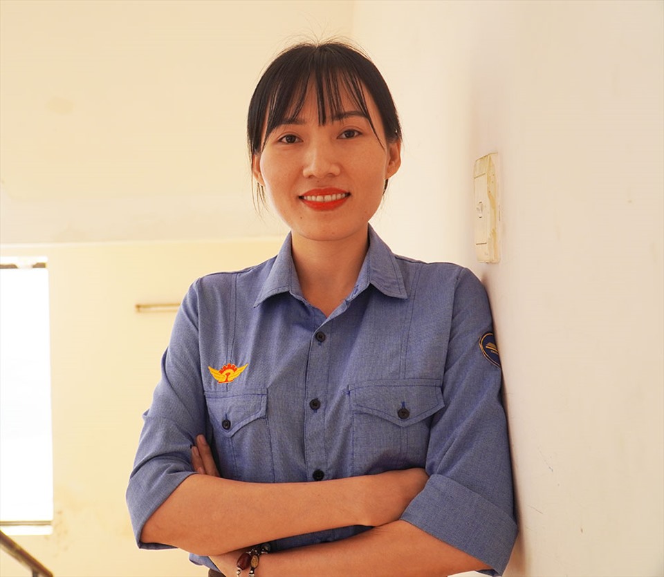 Chị Phạm Thị Thu Thảo (33 tuổi), nghỉ làm giáo viên, nộp đơn thi tuyển vào lớp học lái tàu điện ngầm. Ảnh: Anh Nhàn