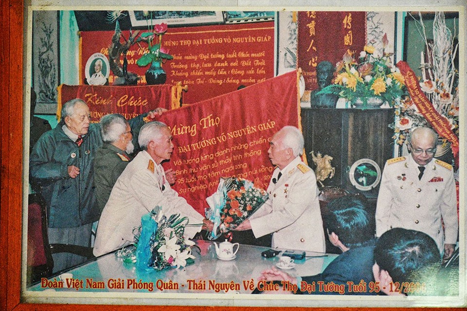 Đoàn Việt Nam Giải phóng quân tỉnh Thái Nguyên về chúc thọ Đại tướng Võ Nguyên Giáp 95 tuổi tháng 12.2004.