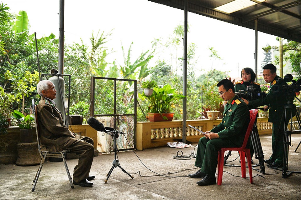 Đoàn Điện ảnh Quân đội đang phỏng vấn đại tá Hoàng Long Xuyên cho phim tài liệu “50 năm chiến thắng biên giới thu đông” do Ban Tuyên giáo Trung ương đặt hàng.