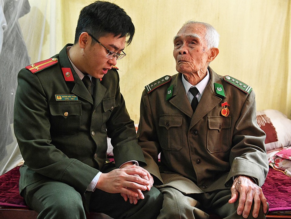 Cháu nội Hoàng Đức Thiện - trung úy Công an Phòng PA03, Công an tỉnh Thái Nguyên - thích ngồi lắng nghe chuyện của ông.