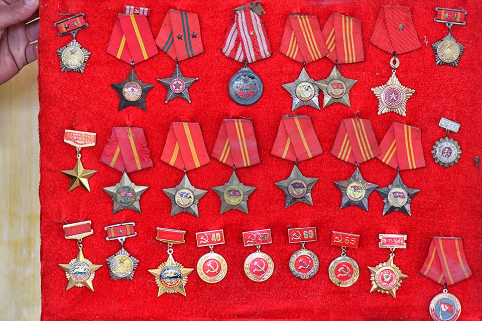 Những tấm huân chương, huy chương ghi nhận những chiến tích của đại tá Hoàng Long Xuyên.