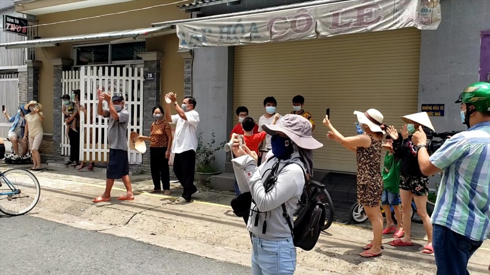 Người dân trên đường Hồ Văn Đại vui mừng sau khi gỡ bỏ phong toả. Ảnh: Hà Anh Chiến