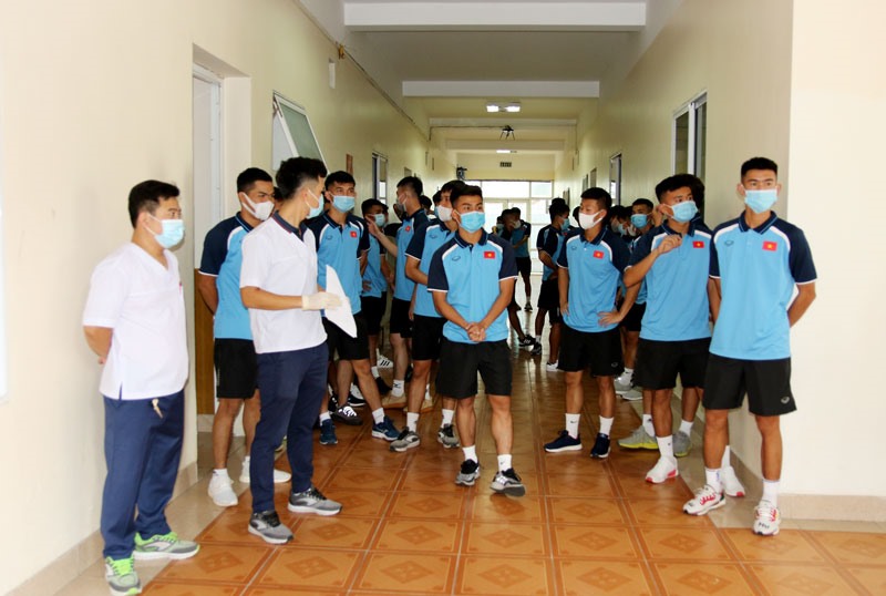 Đợt tập trung thứ 2 của U22 Việt Nam trong năm 2020 bắt đầu từ ngày 16.8. Sau khi có mặt đầy đủ tại trung tâm đào tạo bóng đá trẻ VFF, các cầu thủ buộc phải thực hiện kiểm tra y tế để đảm bảo sức khoẻ. Ảnh: VFF