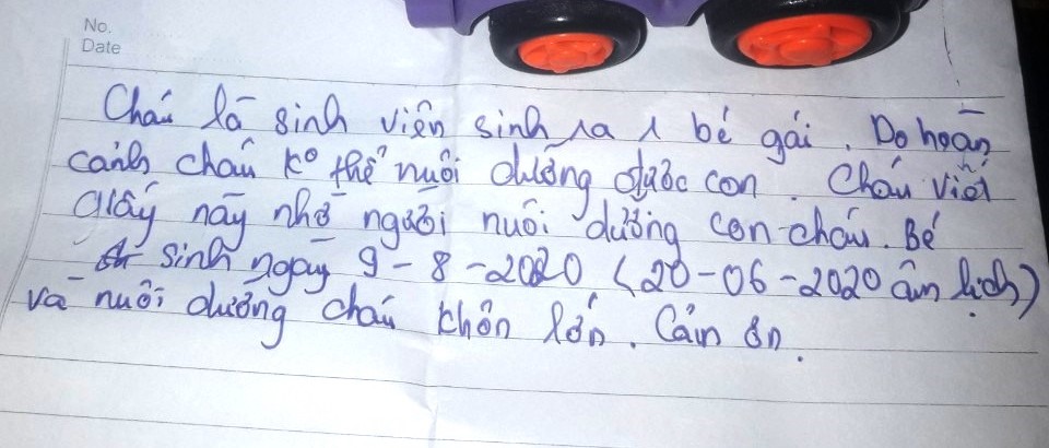 Bức thư đặt trong thùng xốp được cho là của mẹ cháu bé. Ảnh Người dân cung cấp