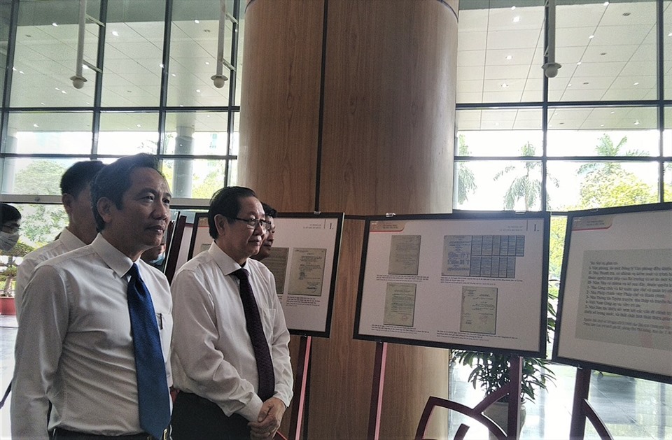 Triển lãm thu hút được sự quan tâm của các công chức, viên chức đang làm việc tại Bộ Nội vụ: Ảnh: Huyền Chang