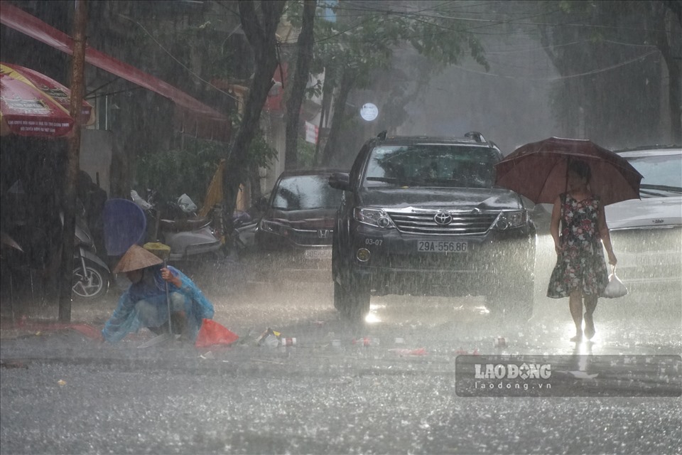Ngày 17.8, theo ghi nhận của phóng viên, cơn mưa lớn đã trút xuống nhiều quận nội thành tại Hà Nội và kéo dài trong nhiều giờ khiến nhiều tuyến phố ngập nặng trong nước.