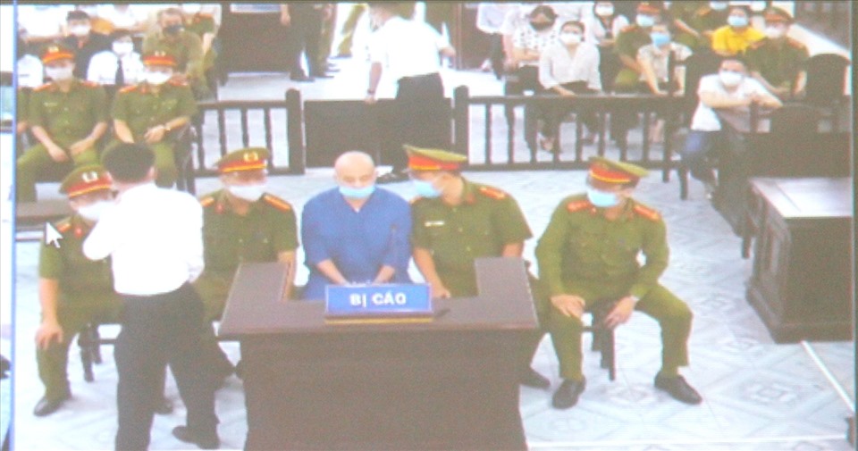 Bị cáo Nguyễn Xuân Đường mặc áo xanh, đeo khẩu trang được dẫn giải đến phiên tòa. Ảnh MD