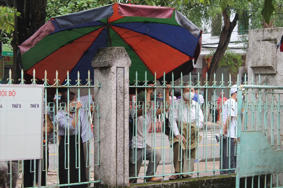 Bên ngoài trụ sở TAND TP Thái Bình, người dẫn vẫn dõi theo diễn biến phiên tòa dù trời mưa. Ảnh MD